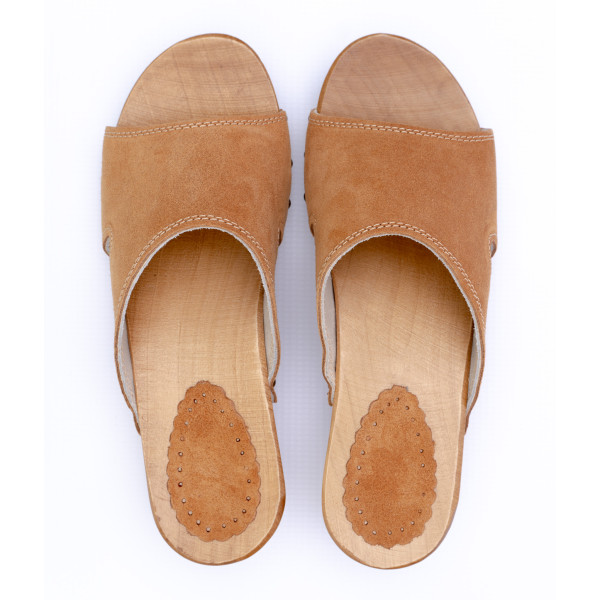 Drewniaki damskie skórzane karmelowe – odkryte klapki na koturnie z nubuku, lekkie i wygodne, polski produkt