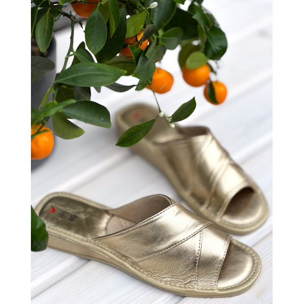 Kapcie góralskie damskie złote skórzane – eleganckie pantofle na obcasie