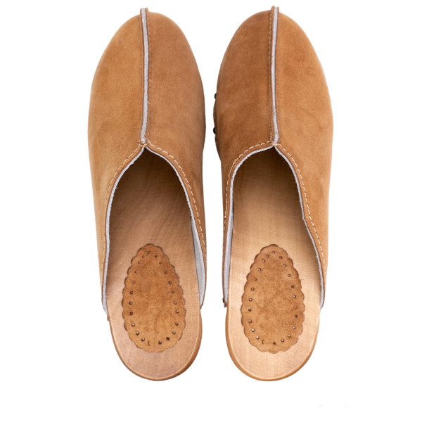 Drewniaki damskie skórzane karmelowe na koturnie – nubuk, lekkie drewniane klapki, wygodne, polski produkt JA009