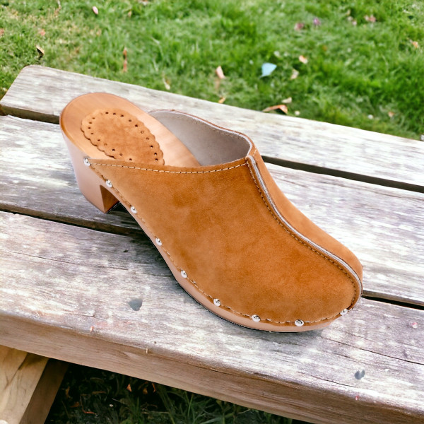 Drewniaki damskie skórzane karmelowe na koturnie – nubuk, lekkie drewniane klapki, wygodne, polski produkt JA009