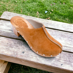Drewniaki damskie skórzane karmelowe na koturnie – nubuk, lekkie drewniane klapki, wygodne, polski produkt JA009