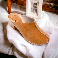 Drewniaki damskie skórzane karmelowe na koturnie – nubuk, lekkie drewniane klapki, wygodne, polski produkt JA009