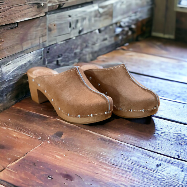 Drewniaki damskie skórzane karmelowe na koturnie – nubuk, lekkie drewniane klapki, wygodne, polski produkt JA009