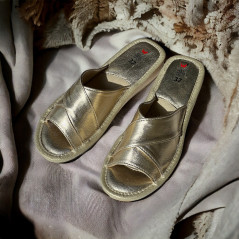 Kapcie góralskie damskie złote skórzane – eleganckie pantofle na obcasie