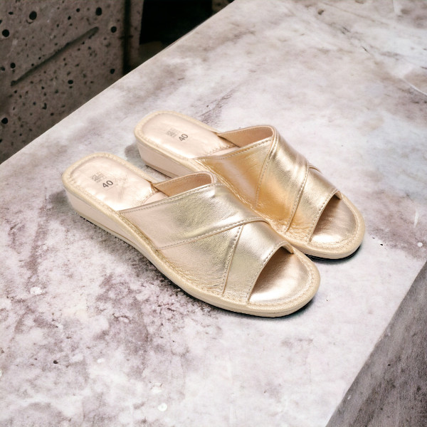 Kapcie góralskie damskie złote skórzane – eleganckie pantofle na obcasie