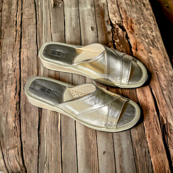 Kapcie góralskie damskie złote skórzane – eleganckie pantofle na obcasie