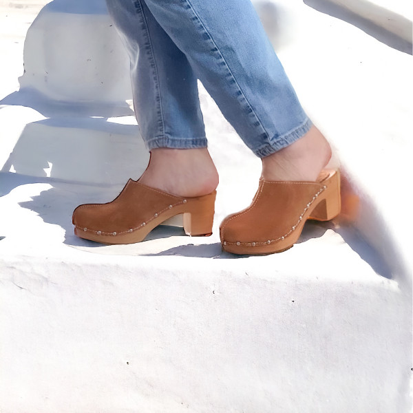 Drewniaki damskie skórzane karmelowe na koturnie – nubuk, lekkie drewniane klapki, wygodne, polski produkt JA009