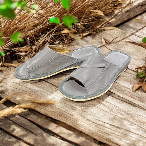 Pantofle domowe damskie skórzane szare – kapcie z Podhala na obcasie komfortowe