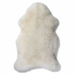 Skóra owcza dekoracyjna ecru 107 x 75 cm – naturalna, miękka, luksusowy dywanik z Podhala