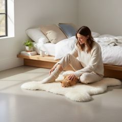 Skóra owcza dekoracyjna ecru 107 x 75 cm – naturalna, miękka, luksusowy dywanik z Podhala