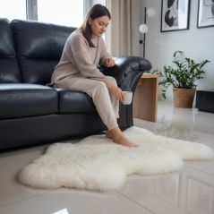 Skóra owcza dekoracyjna ecru 107 x 75 cm – naturalna, miękka, luksusowy dywanik z Podhala