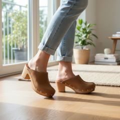 Drewniaki damskie skórzane karmelowe na koturnie – nubuk, lekkie drewniane klapki, wygodne, polski produkt JA009