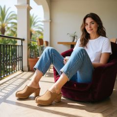 Drewniaki damskie skórzane karmelowe na koturnie – nubuk, lekkie drewniane klapki, wygodne, polski produkt JA009