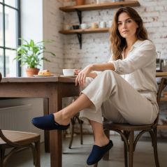 Pantofle damskie Natural Style NS-709 granatowe – lekkie kapcie domowe PU