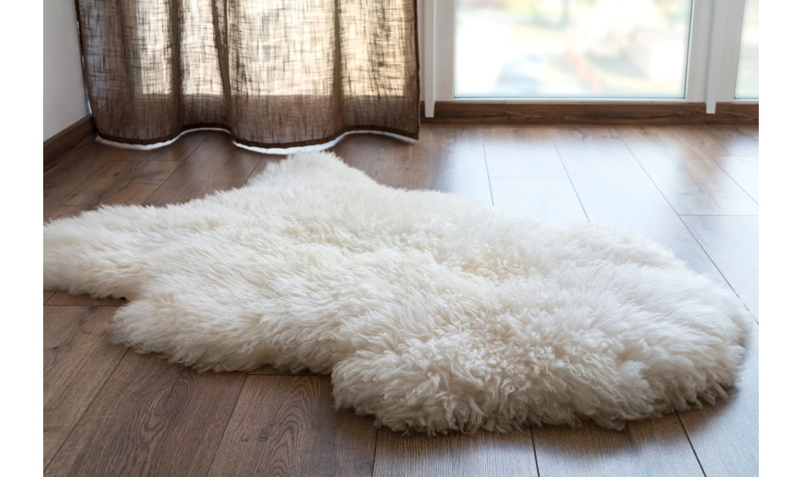 Jakie dekoracje domowe mogą być wykonane z owczej skóry?